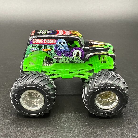 Hot Wheels Monster Jam Grave Digger 1:64 Diecast Monster Truck Black Green - Picture 5 of 13